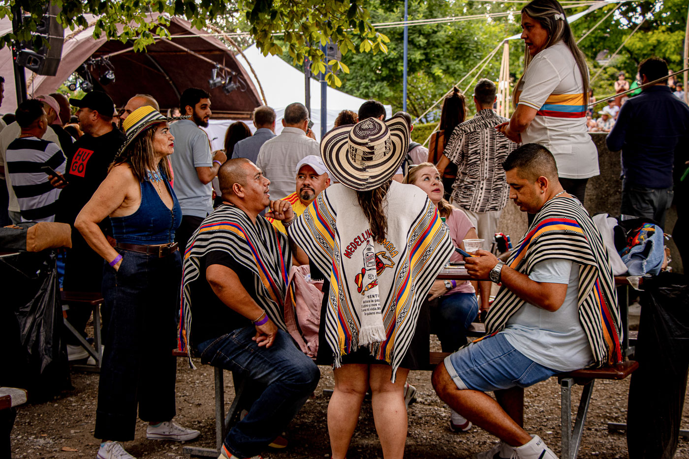 Colombianos reunidos en Suiza celebrando su cultura